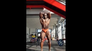 Amazing Black Bodybuilder Flexing and Posing Hot Sexy Muscled Body