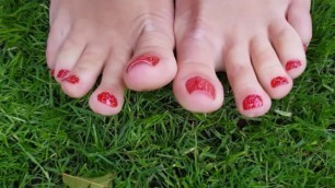 Long Sexy Toes in Grass - Foot Fetish - outside in Public People Watching