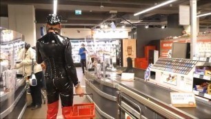 Plastikschlampe bei REWE in hautengem Lack und Nuttenstiefel